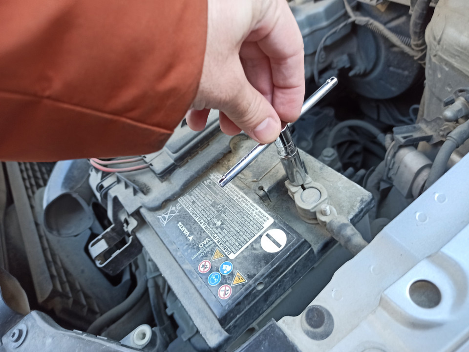 Головкой на 10 ослабил фиксатор и снял минусовую клему АКБ