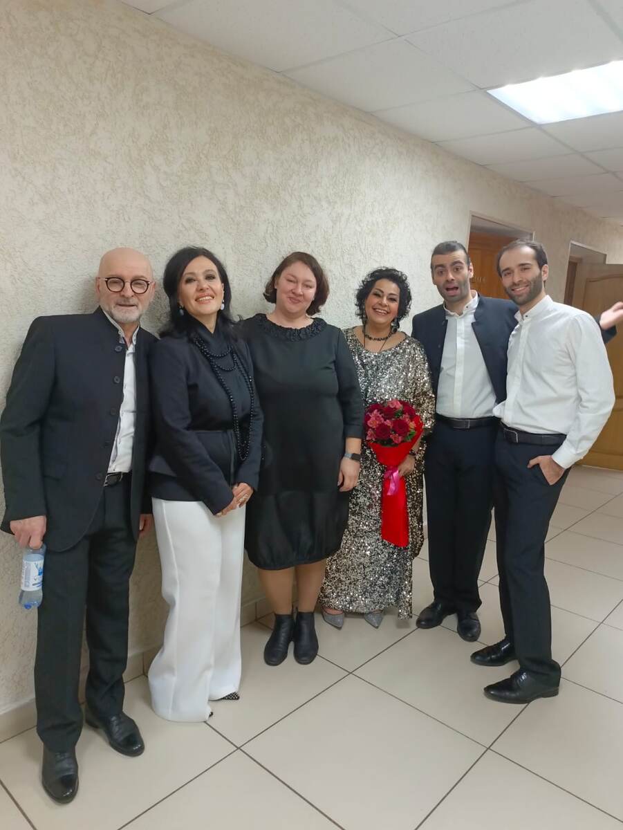 Участница Вокальной студии «Созвучие» Ольга Попова (в центре) с членами жюри