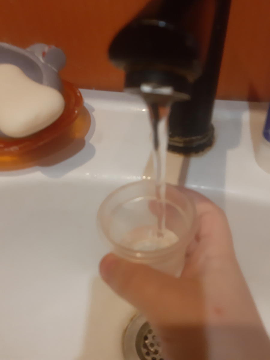 Крышка вот так выглядит вот так эта крышка с пластмассовой обезьянкой, с пластмассовой крышкой.