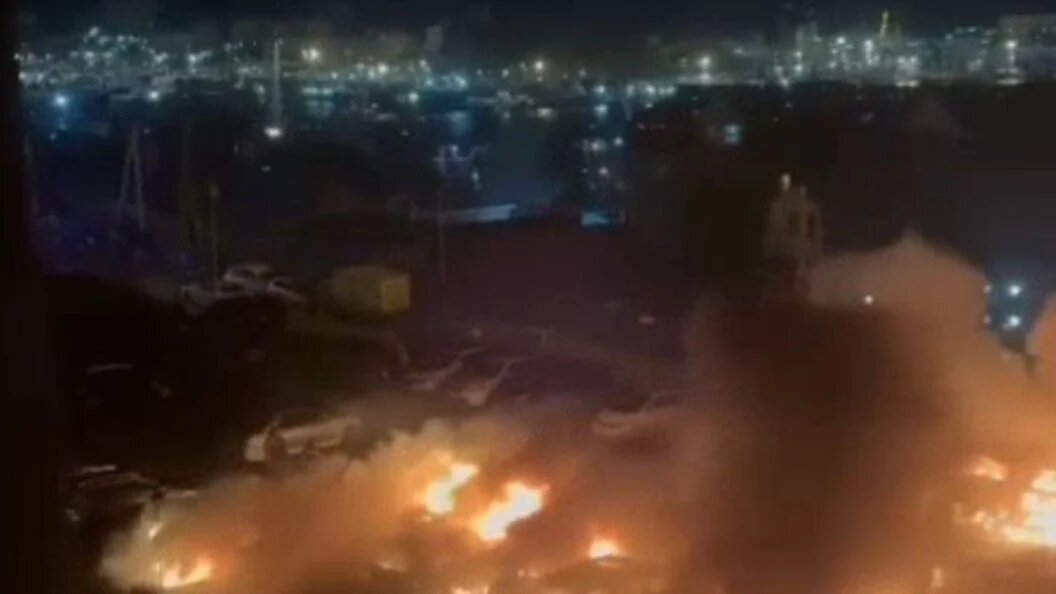    В пожаре уничтожены 22 автомобиля. Фото: скриншот видео Mash