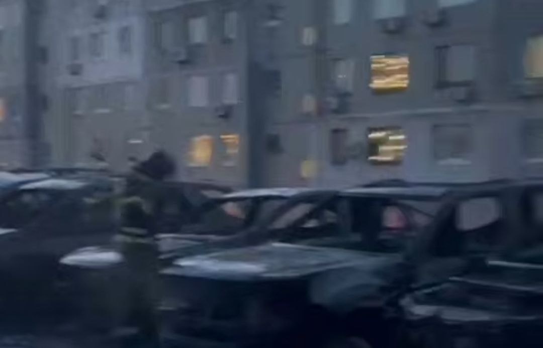    Пожар на парковке длился около трех часов. Фото: скриншот видео Mash