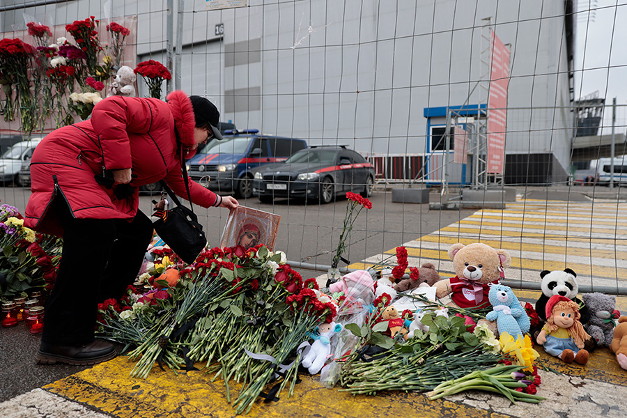 Михаил Гребенщиков / РБК📷Люди у стихийного мемориала в память о погибших при теракте у здания концертного зала «Крокус сити холл», Красногорск, Московская область, 23 марта 2024 года