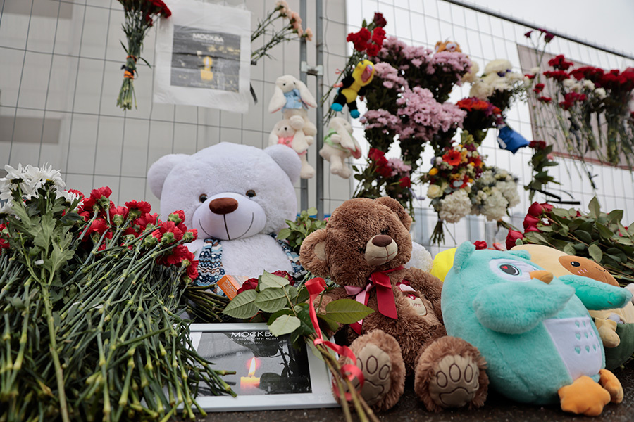 Михаил Гребенщиков / РБК📷Стихийный мемориал в память о погибших при теракте у здания концертного зала «Крокус сити холл», Красногорск, Московская область, 23 марта 2024 года