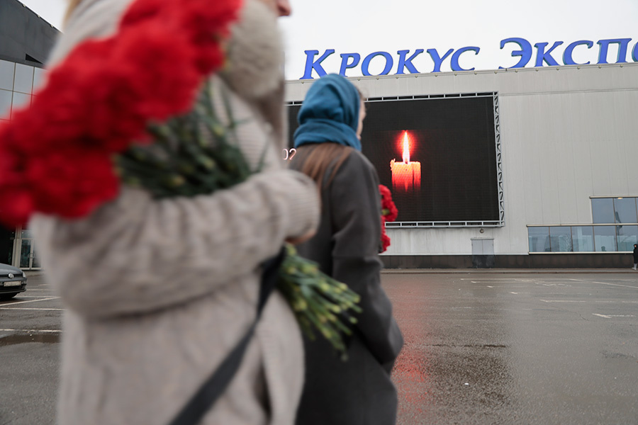 Михаил Гребенщиков / РБК📷Люди несут цветы к стихийному мемориалу в память о погибших при теракте у здания концертного зала «Крокус сити холл», Красногорск, Московская область, 23 марта 2024 года