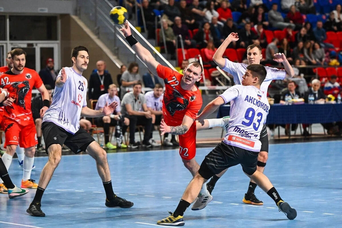    Денис Афонин по ходу сезона сменил "Пермских медведей" на "Чеховских медведей"