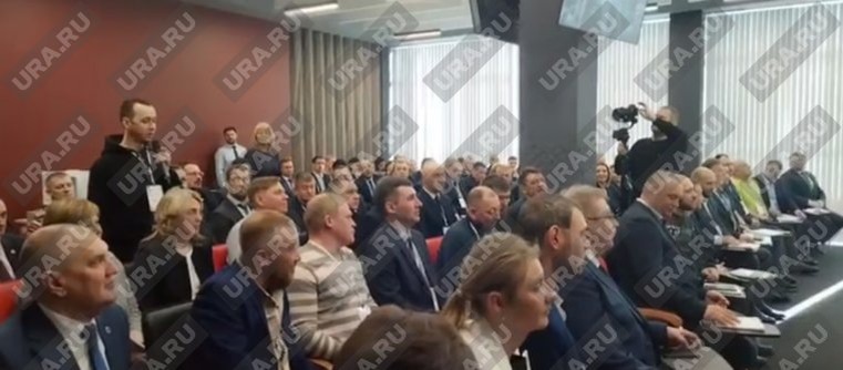 Денис Вынгилев задал губернатору вопрос об институте уполномоченного по правам КМНС. Фото: Игорь Вершинин @ URA.RU