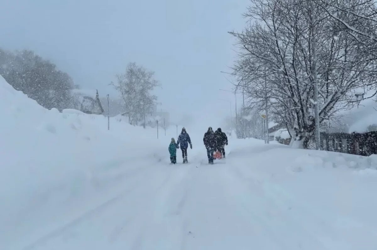    По уши в снегу.