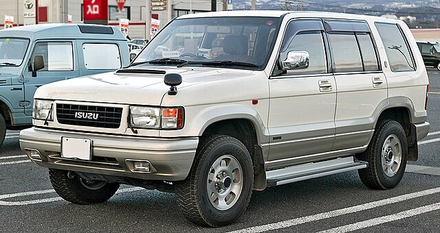 isuzu bighorn во 2-ом поколении 2-й рейсталинг (оличается рещеткой радиатора и торпедой салона)