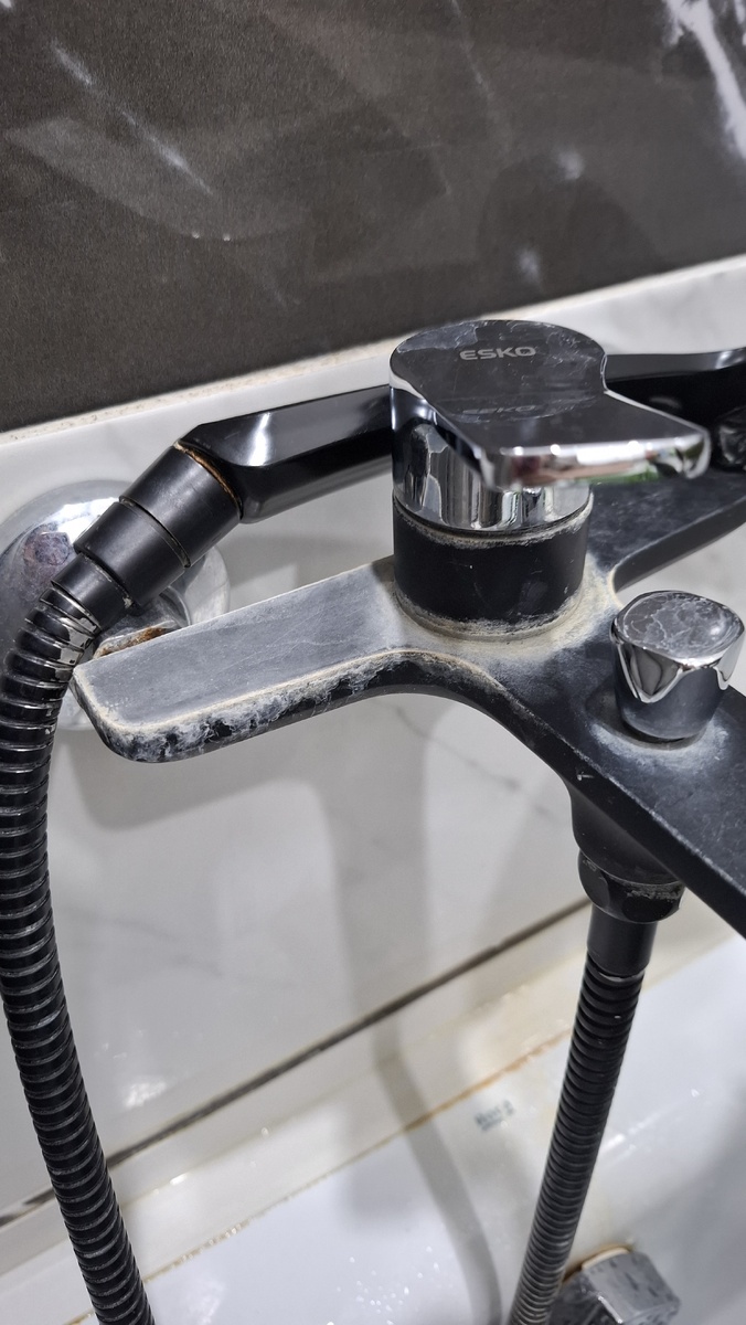 Кран в ванной до