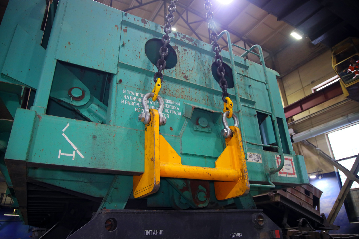 Думпкар ‒ грузовой вагон с наклоняющимся кузовом и откидными бортами. В нём обычно доставляют сыпучие и кусковые грузы. На «Олконе» в них перевозят руду. 