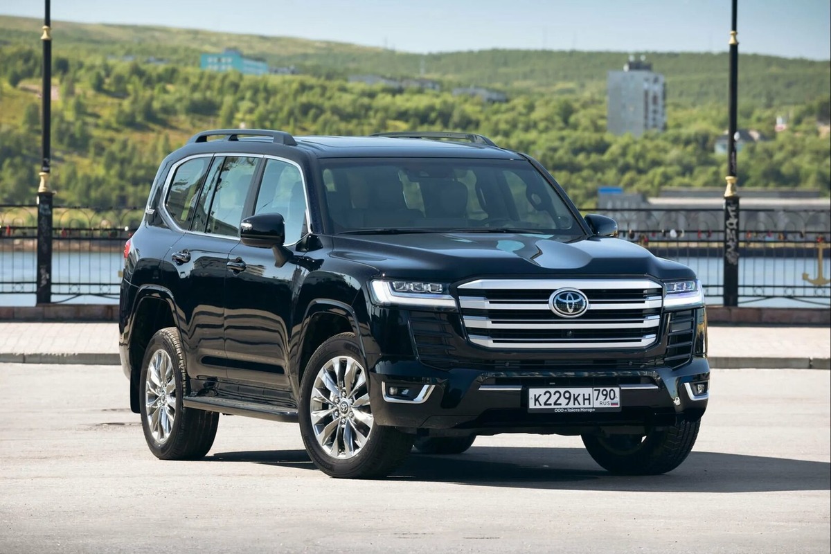 Фото заимствовано - https://rg.ru/2021/08/15/test-land-cruiser-300-dva-novyh-dvigatelia-mnogo-novoj-elektroniki.html