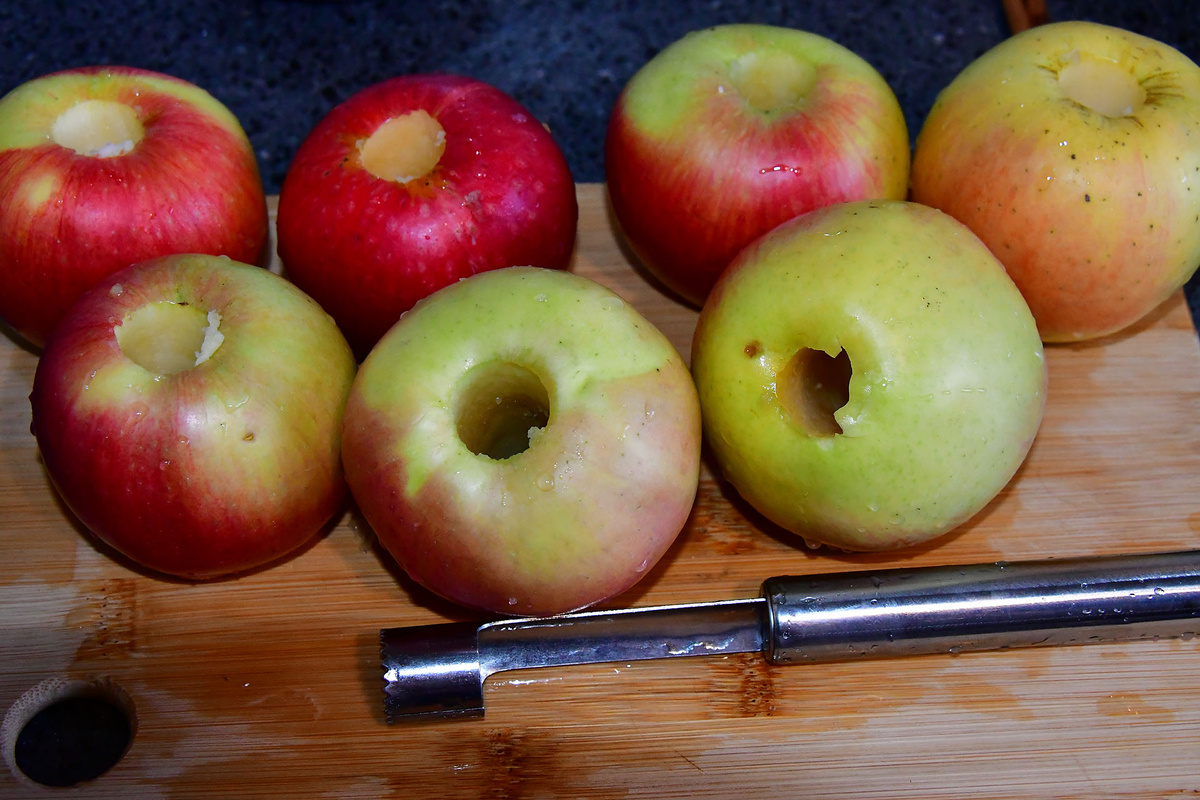 Удаляем сердцевину у яблок