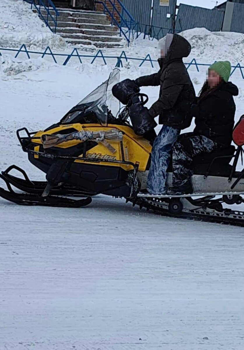     На севере Красноярского края две девушки перевернулись при катании на снегоходе