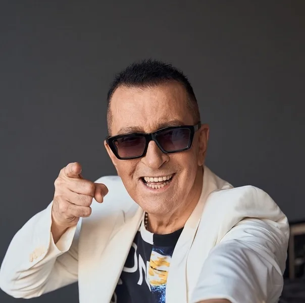 Александр Николаевич Буйнов (род. 24 марта 1950, Москва, СССР) — советский и российский певец, музыкант, композитор, шоумен, киноактёр; народный артист Российской Федерации (2010), народный артист Республики Ингушетия (2004)