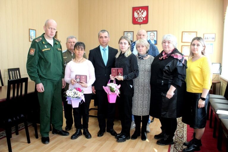    В Адамовском районе семьям павших бойцов СВО вручили ордена Мужества Марина Шарт