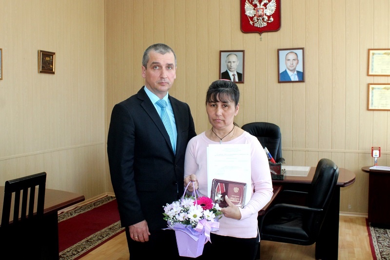  📷    В Адамовском районе семьям павших бойцов СВО вручили ордена Мужества Марина Шарт