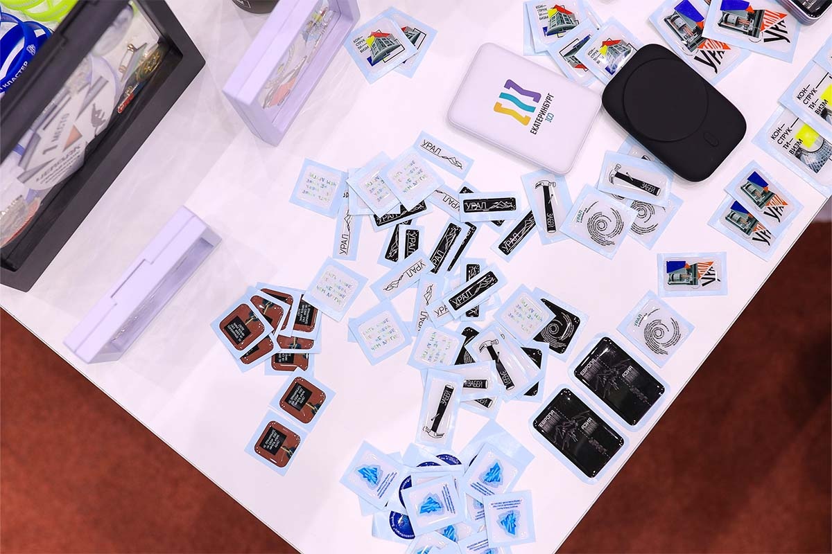 Тематические объемные наклейки в качестве раздатки для посетителей стенда