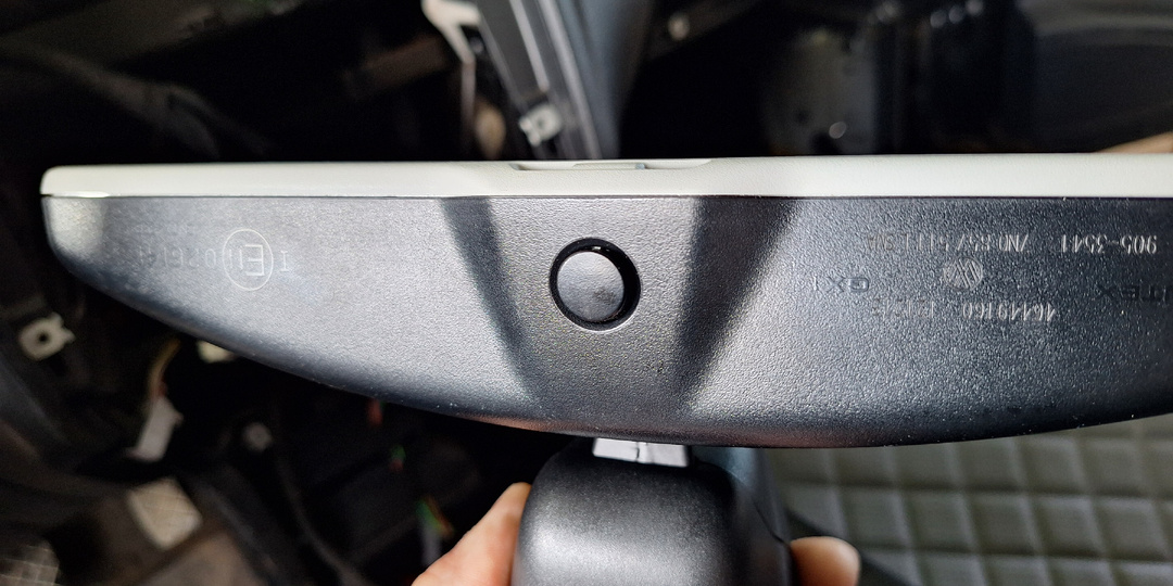 Мало кто знает, для чего нужна кнопка на салонном зеркале заднего вида и когда её нужно нажимать