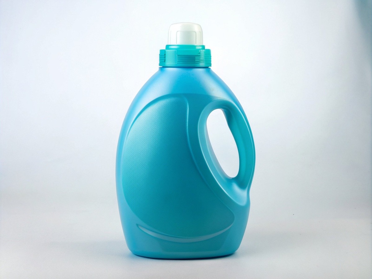    Экологичное моющее средство, изготовленное из крошечных древесных волокон и кукурузного белка, справляется с пятнами на одежде и посуде ничуть не хуже коммерческих аналогов, но при этом не наносит вреда окружающей среде.