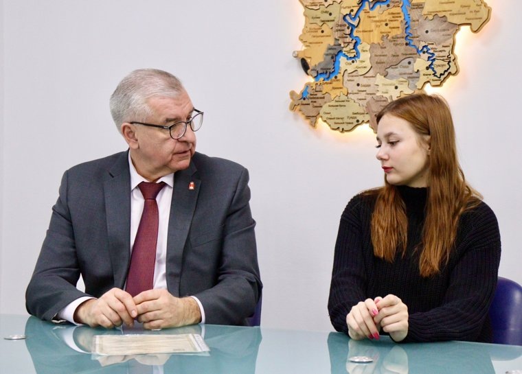 Девушка пришла на прием к пермскому омбудсмену. Фото: Игорь Сапко, vk.com