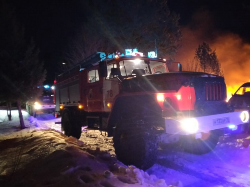    Мощный пожар охватил сразу две дачи в КарелииОПС по Прионежскому району