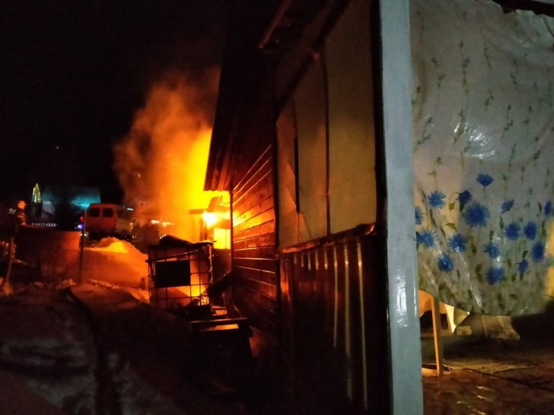    Мощный пожар охватил сразу две дачи в КарелииОПС по Прионежскому району