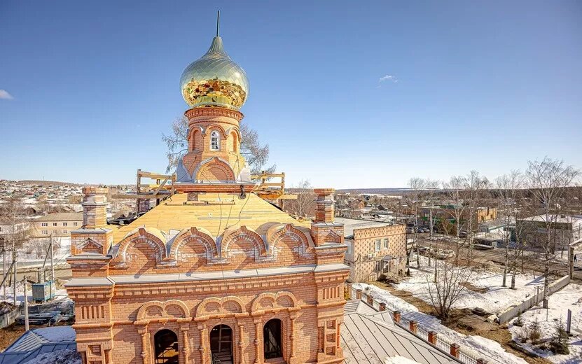    Фотофакт: купол водрузили на реконструируемый храм под Ижевском