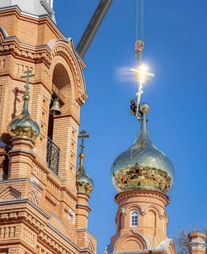    Водружение купола и креста на храм в Ягуле. Фото: пресс-служба Ижевской епархии