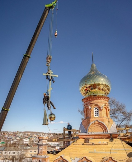    Водружение купола и креста на храм в Ягуле. Фото: пресс-служба Ижевской епархии