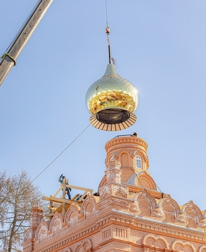    Водружение купола и креста на храм в Ягуле. Фото: пресс-служба Ижевской епархии