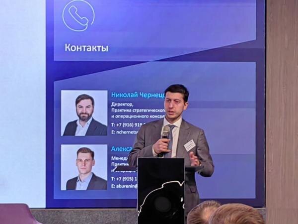 На фо­то: на­чаль­ник от­де­ла де­пар­та­мен­та стан­кос­трое­ния и тя­жело­го ма­шинос­трое­ния Мин­пром­тор­га РФ Рус­лан Ах­ме­дов