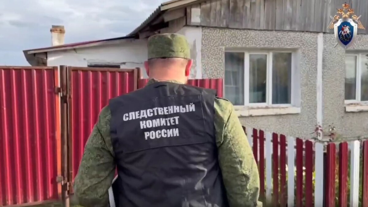    Следователь у дома, в котором произошла трагедия / Источник: © СК России. Кадр из видео