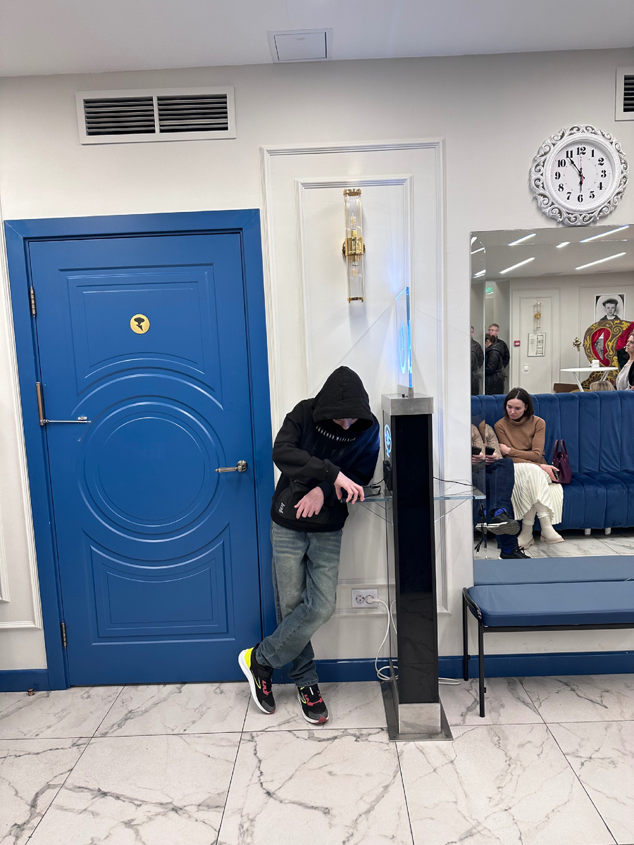 Картина маслом - Матвей в театре заряжает телефон:)