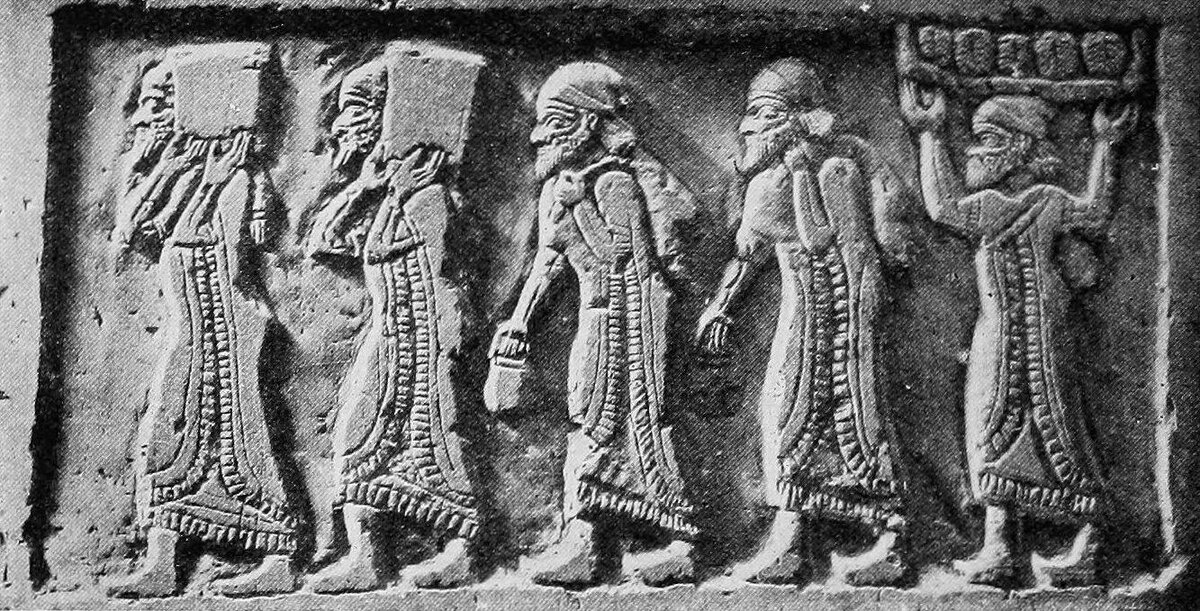 Панно с Черного обелиска Салманасара III, изображающее израильтян, несущих дань уважения. Обратите внимание на бахрому на их одежде. Источник: https://longnow.org
