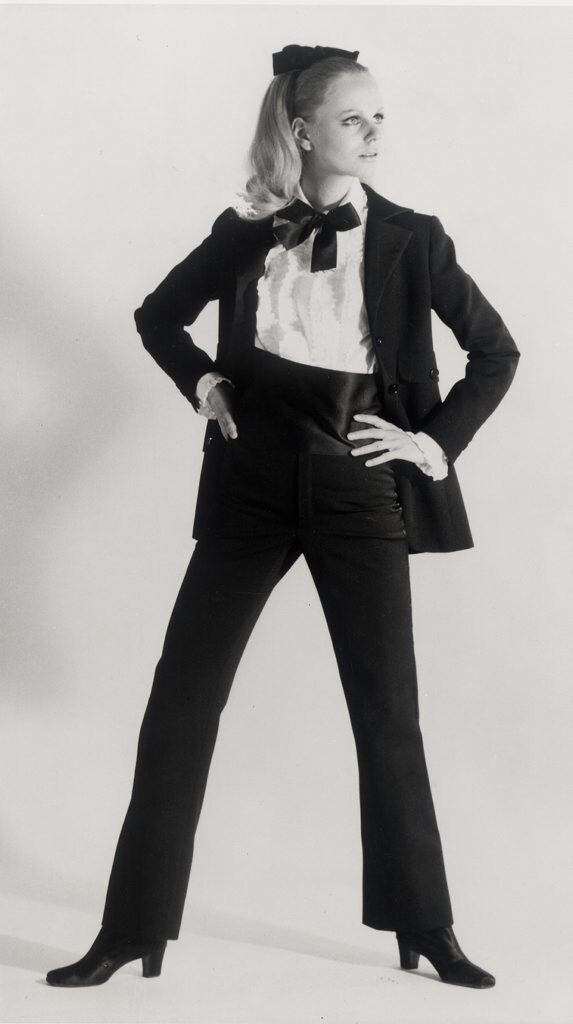 Первый смокинг на модели Улле. Коллекция Yves Saint-Laurent haute couture осень-зима 1966. Фотография Жерара Патаа. © Musée Yves Saint Laurent Paris / Gérard Pataa