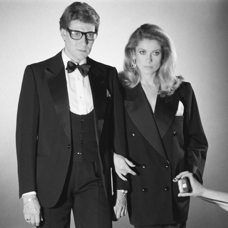 Ив Сен-Лоран и Катрин Денёв в смокинге от YSL на съемке у фотографа Хельмута Ньютона. 1981 г. Париж. Фото Bruno Bachelet/Paris Match