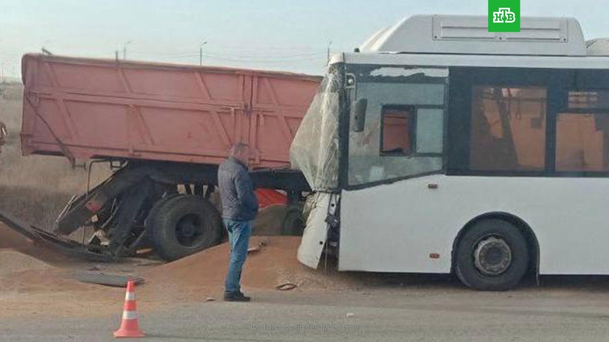    Пять человек погибли в ДТП с грузовиком и автобусом у аэропорта Симферополя