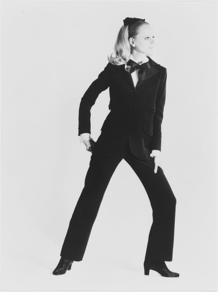 Первый смокинг на модели Улле. Коллекция Yves Saint-Laurent haute couture осень-зима 1966. Фотография Жерара Патаа. © Musée Yves Saint Laurent Paris / Gérard Pataa