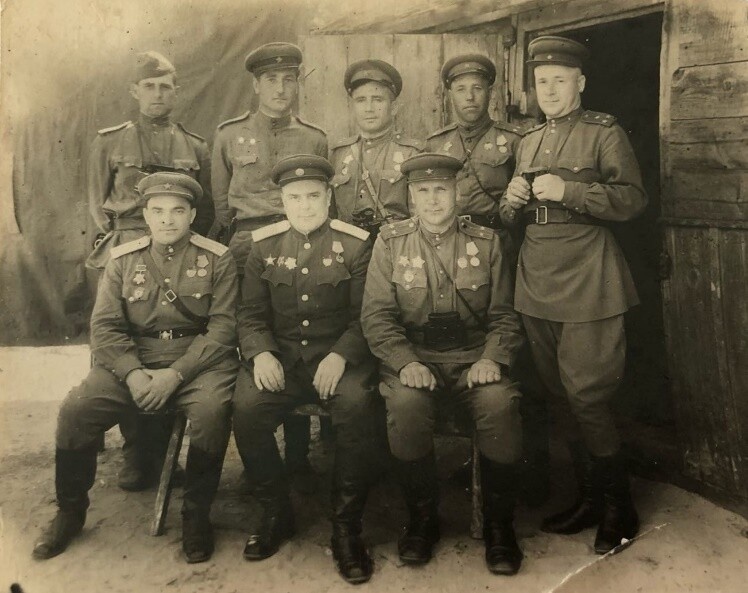 Крайний слева: Запорожский И.Н. с боевыми товарищами 40-е г. Фото МБУК КИКМ