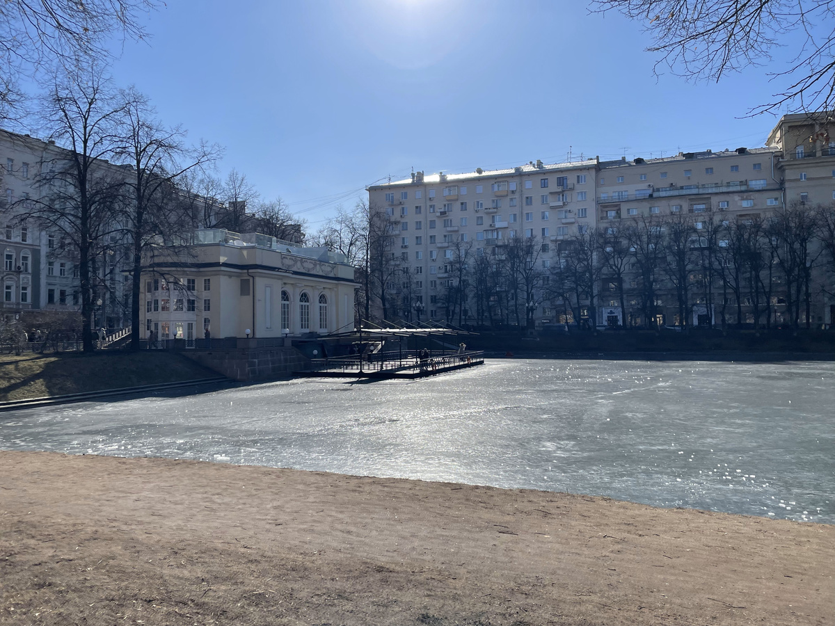 Патриаршие пруды были покрыты льдом