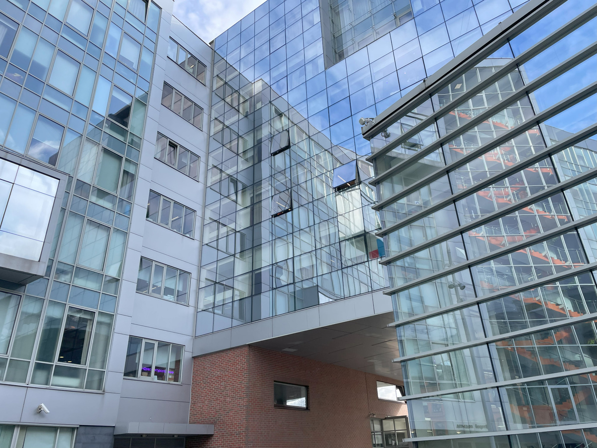 Зашла к ребенку на работу