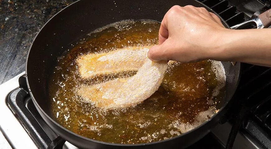   Любую рыбу лучше всего жарить на сковороде с хорошо разогретым маслом