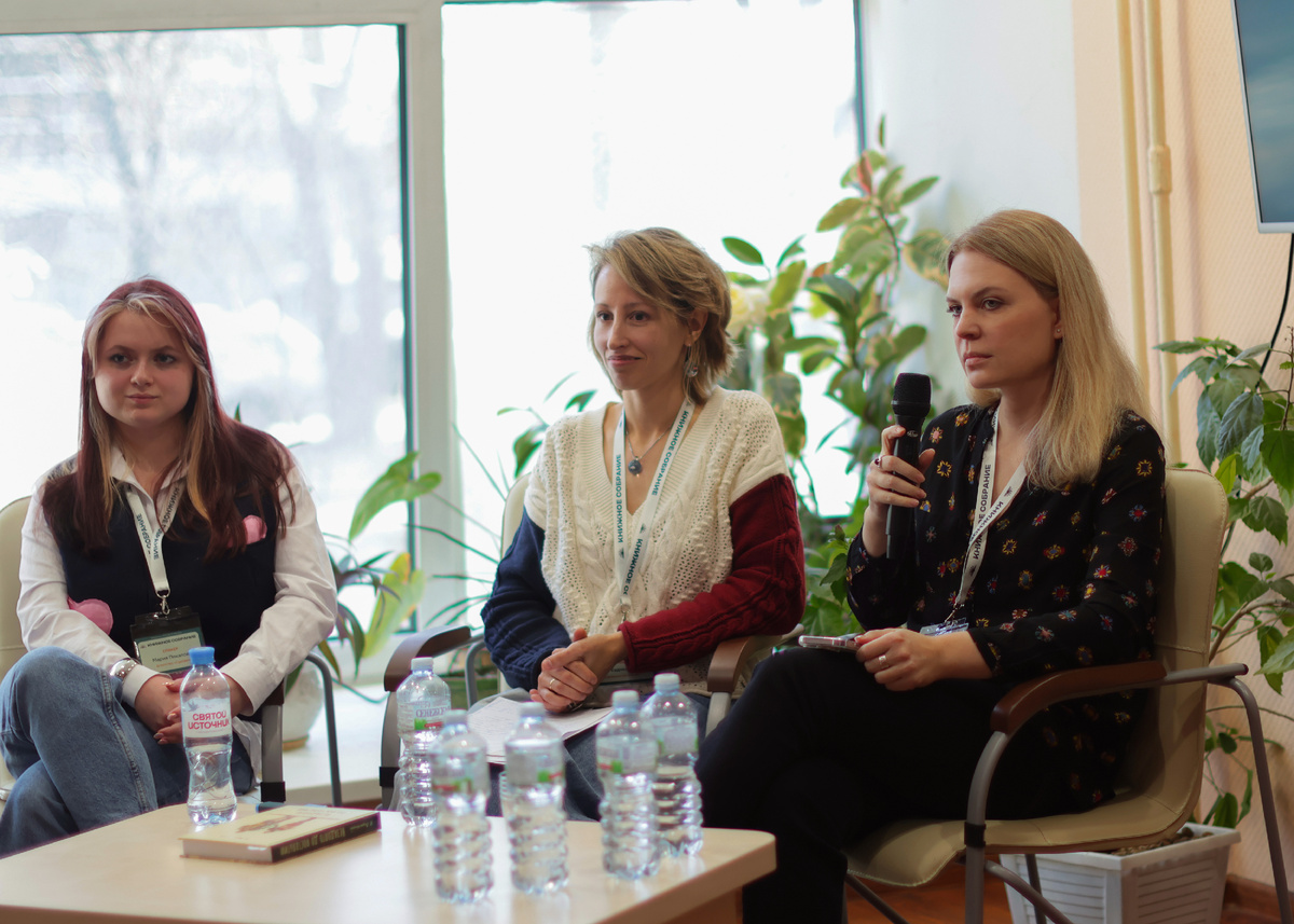 Мария Пикалова, Юлия Евдокимовская («Заквашен на книгах») и Надежда😉 ("Ламповый книголюб")