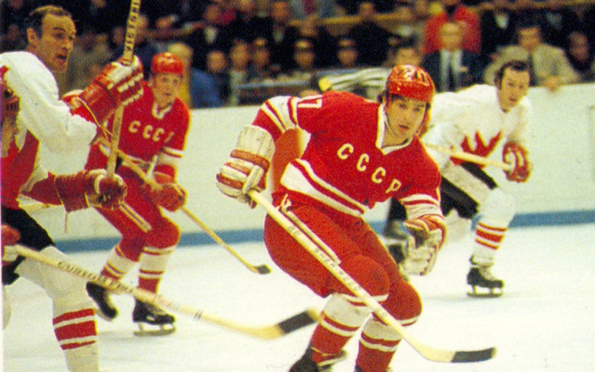 Каждый матч этой бойни транслировался в прямом эфире, а миллионы зрителей следили за каждым движением своих любимцев на льду. 