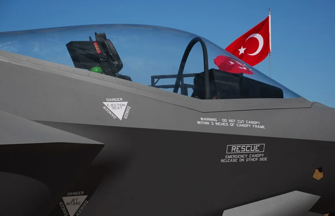 Турцию изгнали из программы Ф-35 в 2019 году, за первые поставки С-400. С тех пор несколько раз поднималась тема возвращение в программу за деактивацию "Триумфа" Фото Локхид Мартин