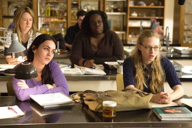    Меган Фокс и Аманда Сайфред в фильме «Тело Дженнифер»