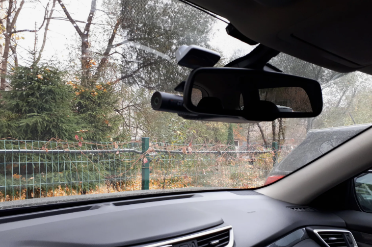 Установленный без проводов регистратор с Wi-Fi подключением к телефону (для просмотра записей и настройки)