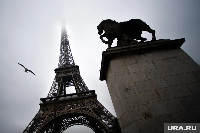 В Сургуте третий год продают копию Эйфелевой башни. Фото: Анна Майорова © URA.RU