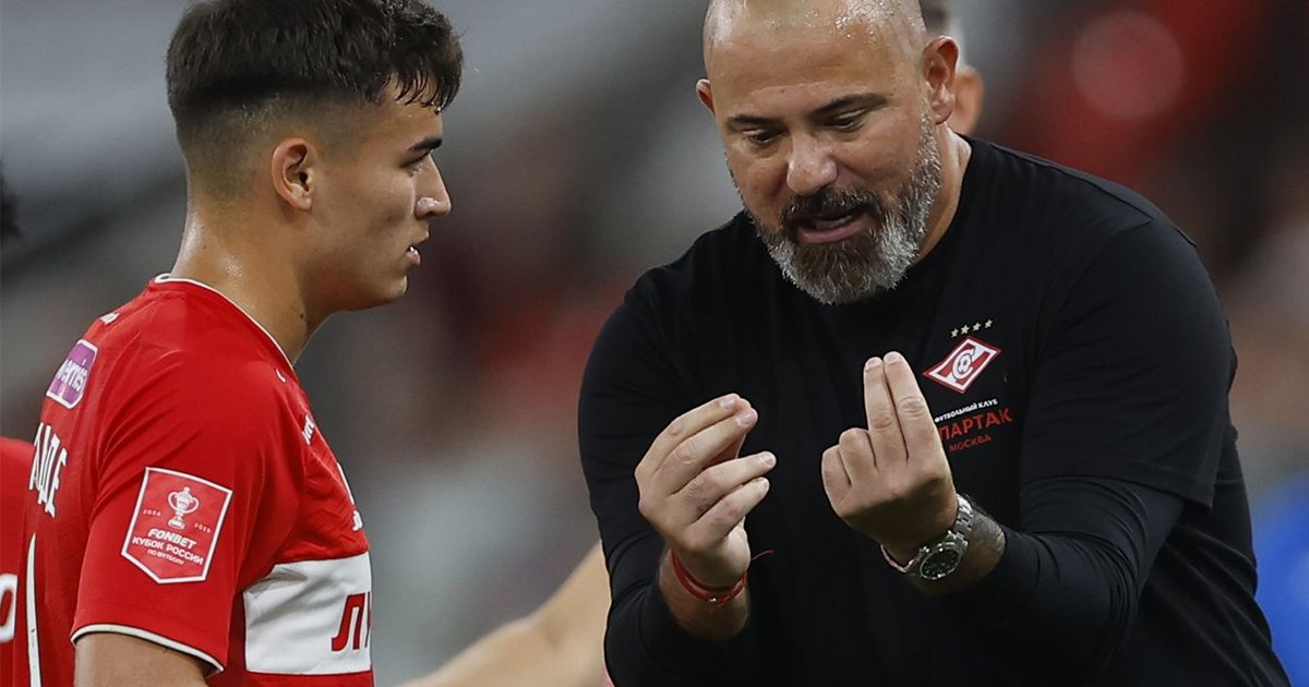 Деян Станкович дает установку на игру нападающему Манфреду Угальде. Фото из интернета.