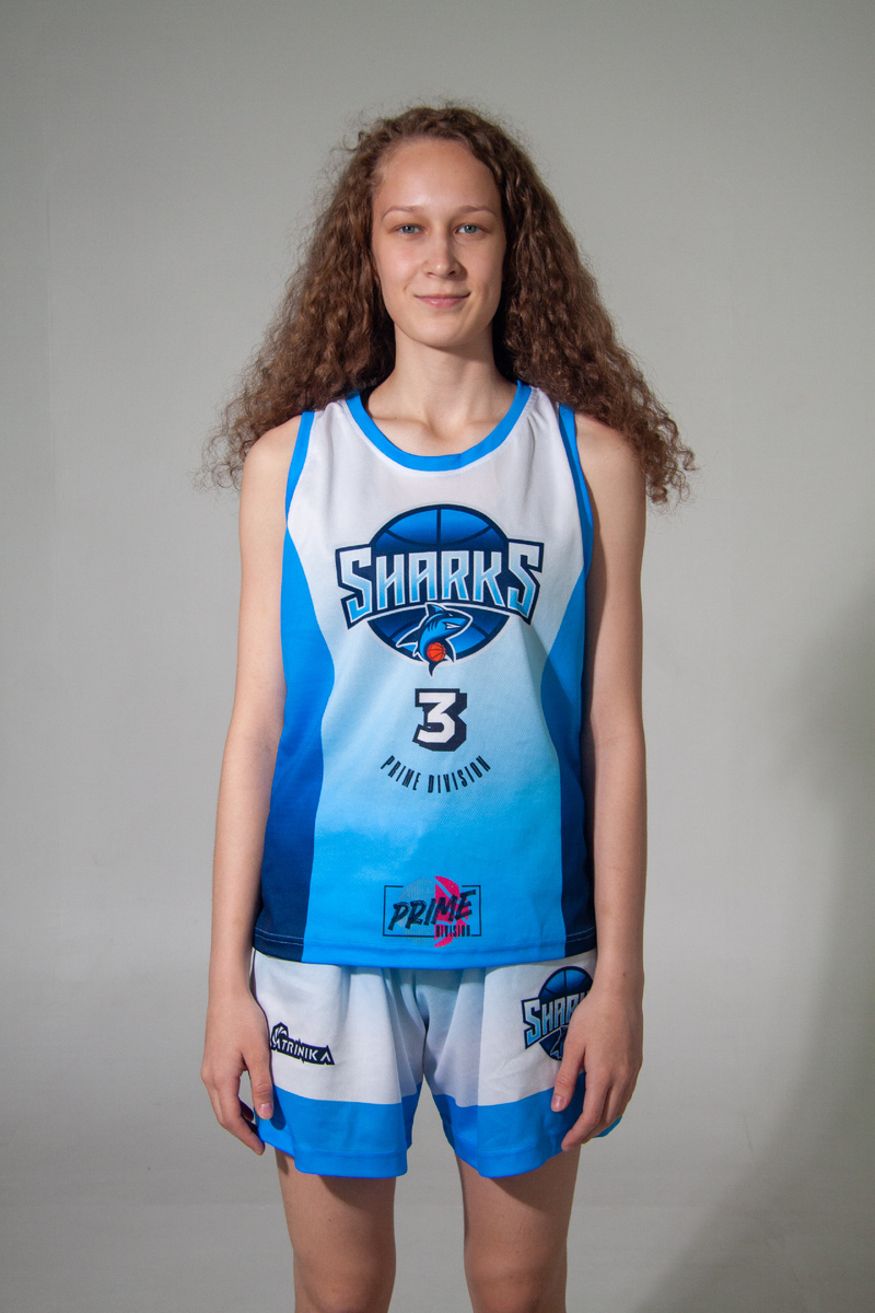 Ульяна Озден — многократная чемпионка первенства Пермского края с командой «Олимпиец», также с этой командой выходила в финал Первенства России. Победитель Юниорской баскетбольной лиги, серебряный призер ШБЛ «КЭС-БАСКЕТ». Играла на финале Первенства России, как усиление за команду «Можга», «Магнитогорск». Также она выступала за команды: ДЮБЛ «Стальные львицы», «ПАРМА-КОР». Сейчас баскетболистка играет в лиге IPBL, выступает на Чемпионате города Перми за команду «Красава», и за университет в команде «Универ».

Ульяна Озден поделилась с нами, как в ее жизни появился баскетбол:

— Все началось с того, что в детском саду я мечтала заниматься футболом, но в то время не набирали девочек моего возраста. Мама предложила попробовать баскетбол, и так я оказалась на тренировке у своего первого тренера, Евгения Суханова. Мне понравилось, и с этого момента начался мой баскетбольный путь. По стечению обстоятельств, в возрасте 6-7 лет я уже тренировалась со студентами, и вскоре мой тренер сообщил, что одна женщина набирает девочек в «Олимпиец».

👉 Помните ли вы свою первую тренировку в спортивной школе «Олимпиец»?

— Я помню, как мы с мамой ехали на пробную тренировку и чуть не опоздали, заблудившись по дороге. Нам показывали базовые упражнения, разминку. Мне понравилось, и я перешла в СШОР «Олимпиец», где тренировалась под руководством Натальи Александровны Соларевой. Здесь я провела большую часть своей баскетбольной карьеры — с 2-го по 9-й класс, и у нас за это время сложился очень дружный коллектив.

👉 Кто-то в вашей семье занимался баскетболом?

— В моей семье никто не занимался баскетболом, но все поддержали мою инициативу. Я погрузилась в спорт с головой, часто пропуская школу из-за соревнований. Баскетбол стал для меня приоритетом до 10 класса, после чего я решила уделить больше внимания учебе. В это время наша команда распалась, так как многие девочки поступили в колледжи, а я осталась учиться до 11 класса. Мои бабушка и дедушка всегда поддерживали меня, следили за играм